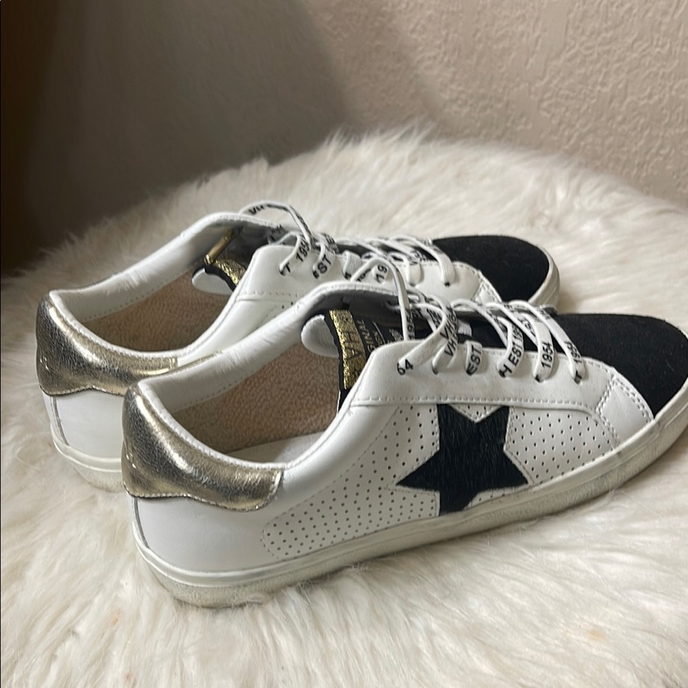 Stylish Women's Sneakers in Black and Gold